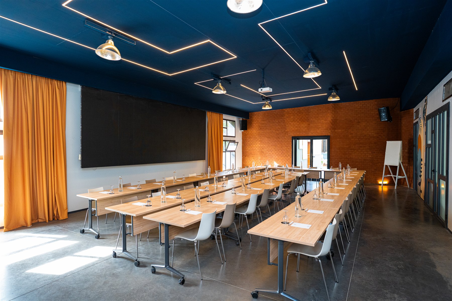 Vue d’ensemble de la salle Forum, tables dressées et plafond bleu